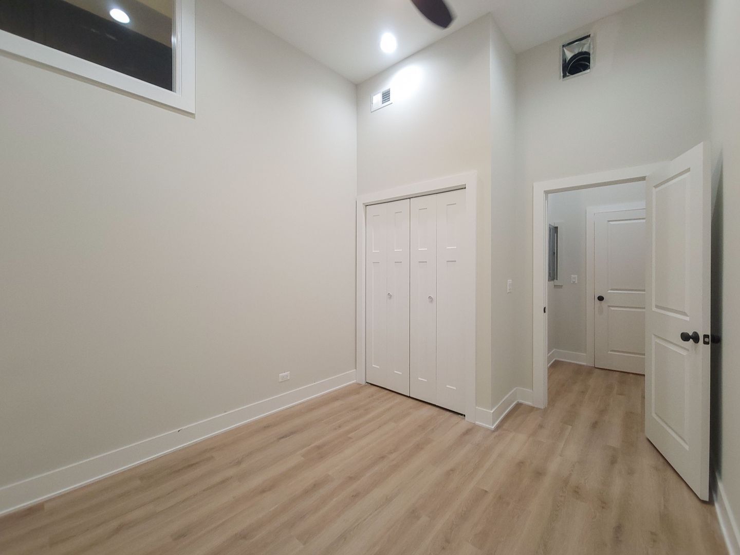 Building Photo - 3829 N Southport Ave