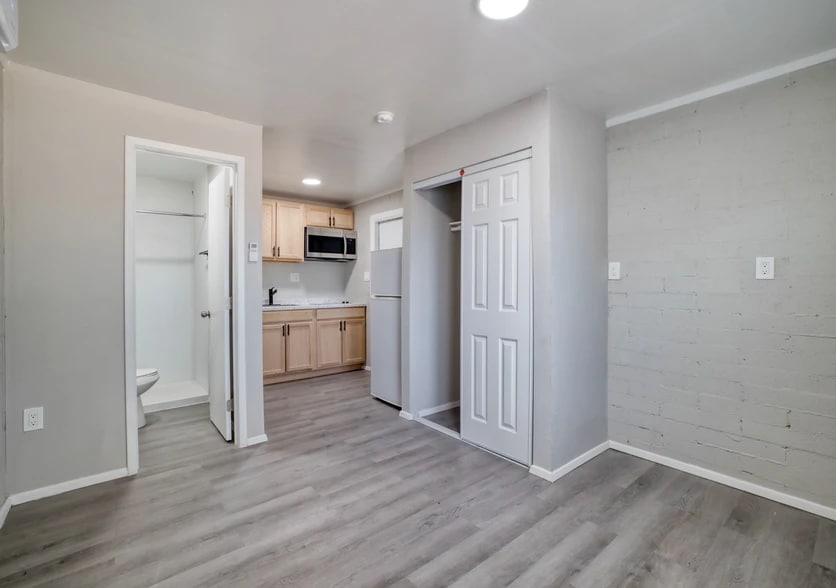 Building Photo - 1005 N Center Ave