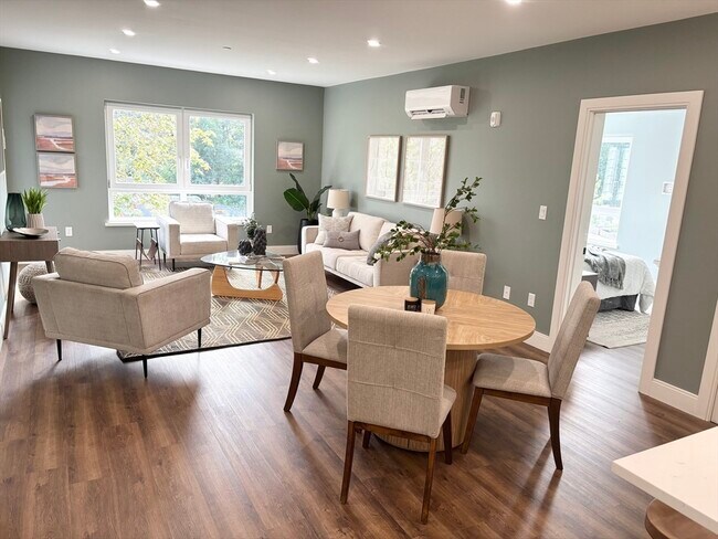 Building Photo - 1391 Main St