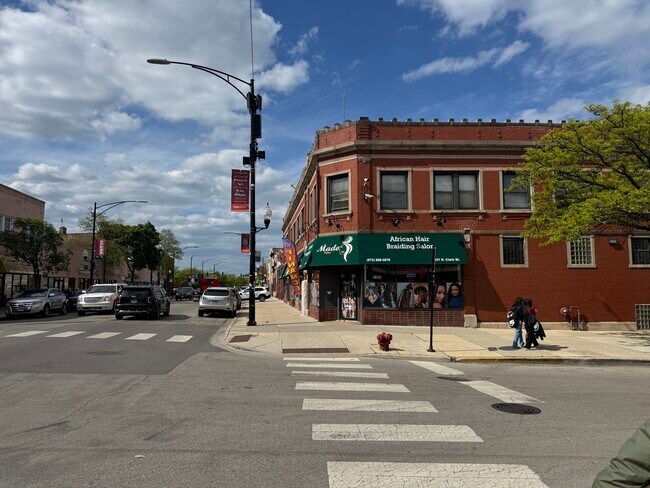 Building Photo - 7109 N Clark St