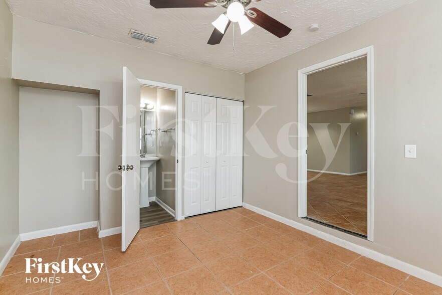 Building Photo - 2716 Barclay Ln