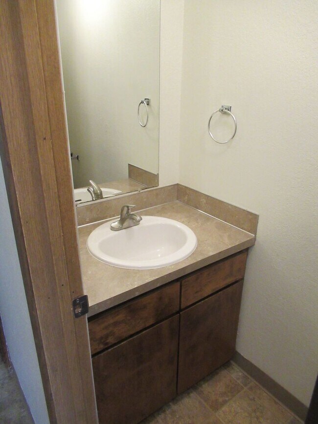 Building Photo - Two Bedroom Townhouse in Quiet Neighborhood