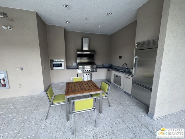 Building Photo - 810 E Palm Canyon Dr