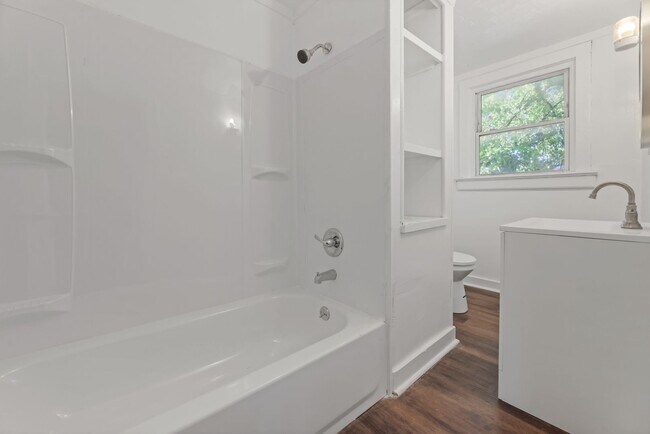 Building Photo - ? Cozy 3-Bedroom Home with Modern Updates & Spacious Yard + bonus office in Akron ?