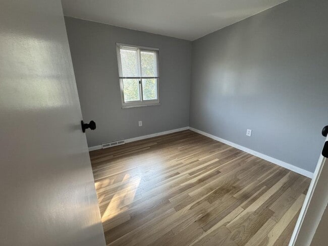 Building Photo - 111 Treeview Dr