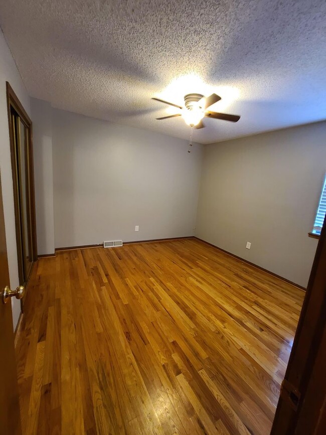 Building Photo - 2 Bedroom 1.5 Bath Townhome