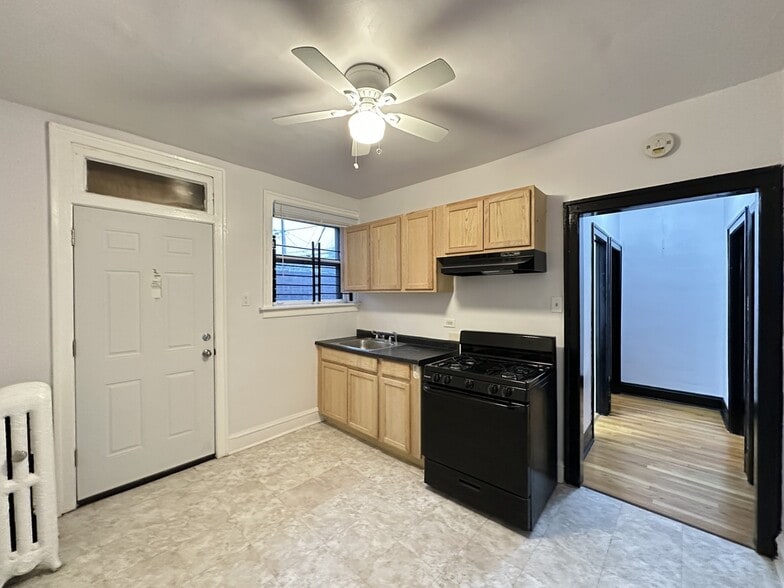 Building Photo - 415 E 80th St