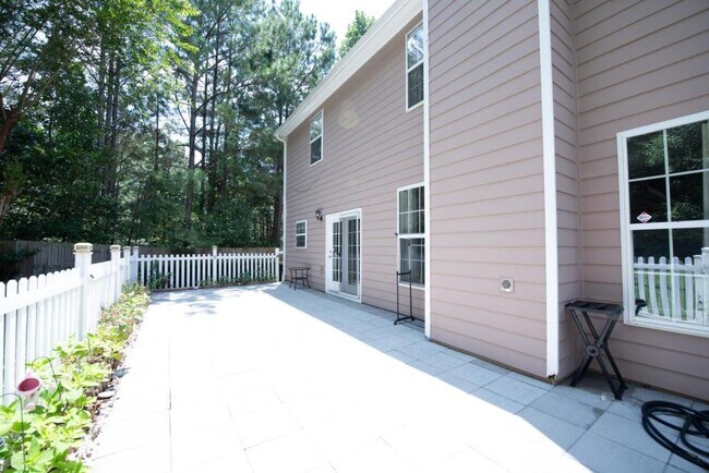 Building Photo - 2227 Longmont Dr
