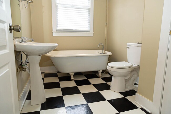 Building Photo - Spacious 2 Bedroom Walkable to Downtown