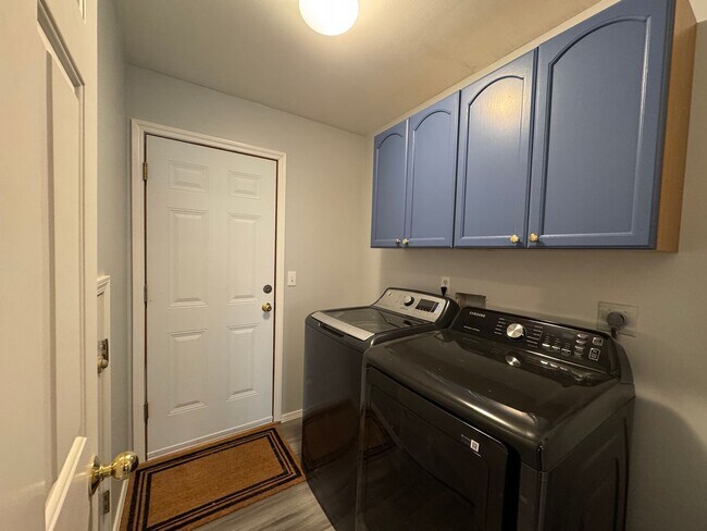 Building Photo - Modern Updated Townhome