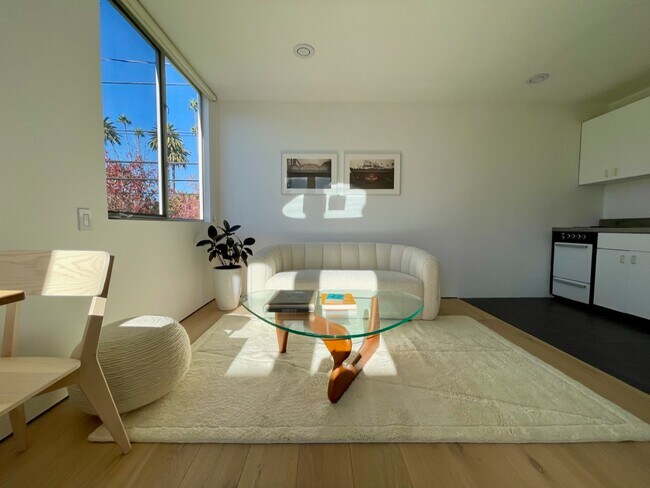 Living Room - 522 N Roxbury Dr