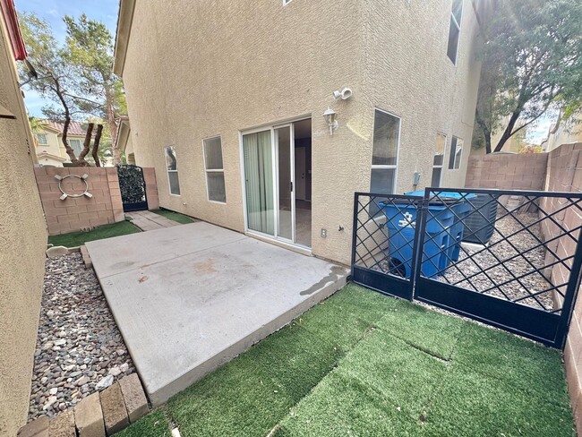 Building Photo - Beautiful 3 bedroom/2.5 bath home in great neighborhood