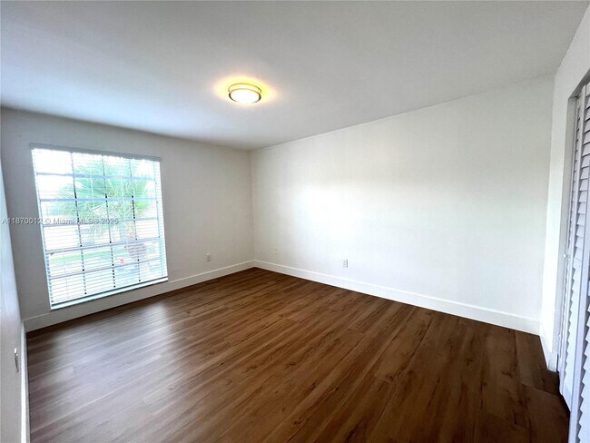 Building Photo - 10822 N Kendall Dr