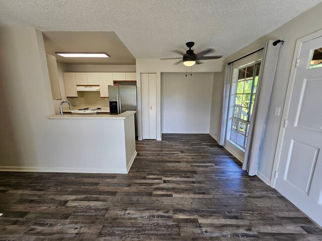 Building Photo - Upstairs 2/1.5-bedroom North Kihei Condo