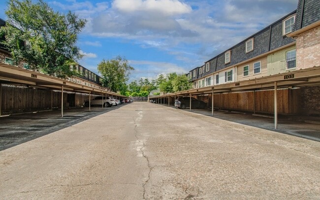 Building Photo - 355 N Post Oak Ln