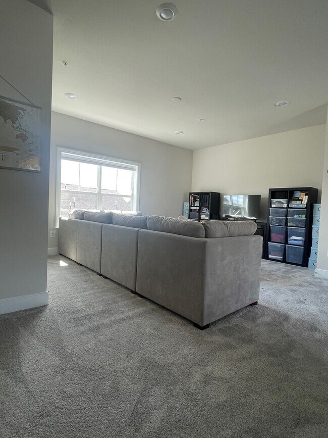 Building Photo - FOUR LEVEL TOWNHOUSE IN DOWNTOWN CROWN, 2 ...