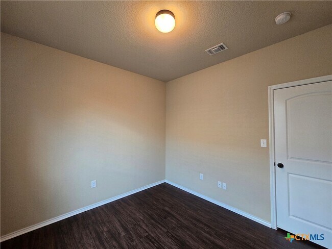Building Photo - 697 Creekside Cir