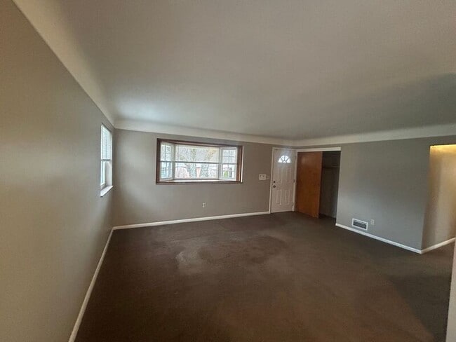 Building Photo - 5150 Chantilly Dr