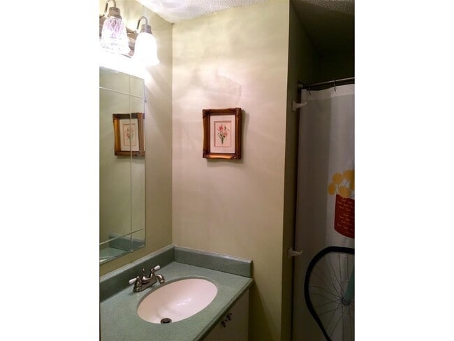 Building Photo - 32 Birchwood Dr