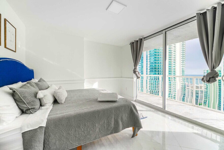 Building Photo - 1200 Brickell Bay Dr