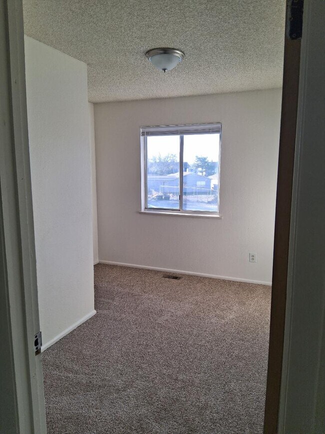 Building Photo - 573 Dawn Ct