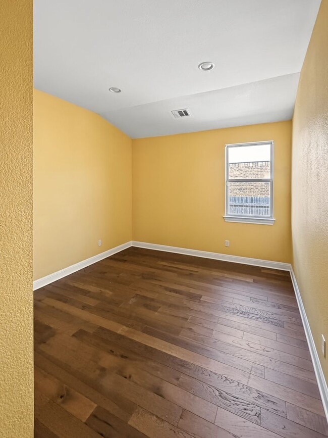 Building Photo - 815 Expedition Way