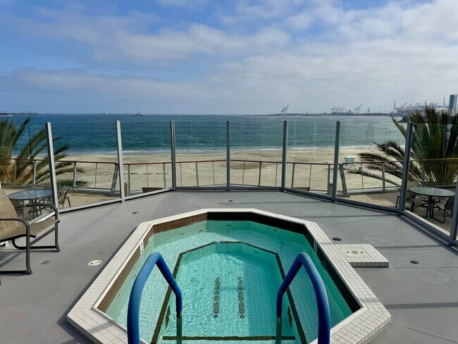 Building Photo - Gorgeous 3 Bed, 2 Bath Unit with Ocean Views