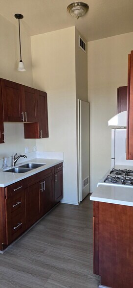 Kitchen - 733 N Hill Pl