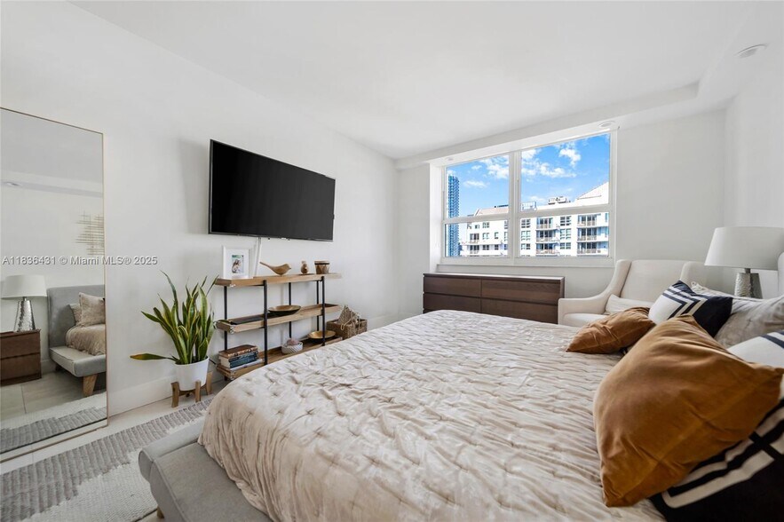 Building Photo - 1155 Brickell Bay Dr