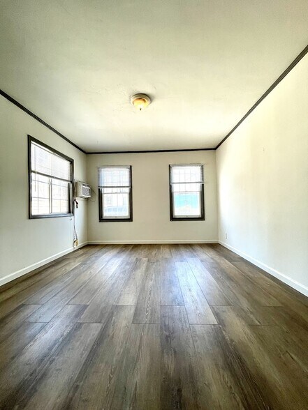 Building Photo - 1345 S Sycamore Ave