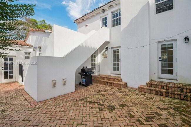 Building Photo - 3002 Segovia St