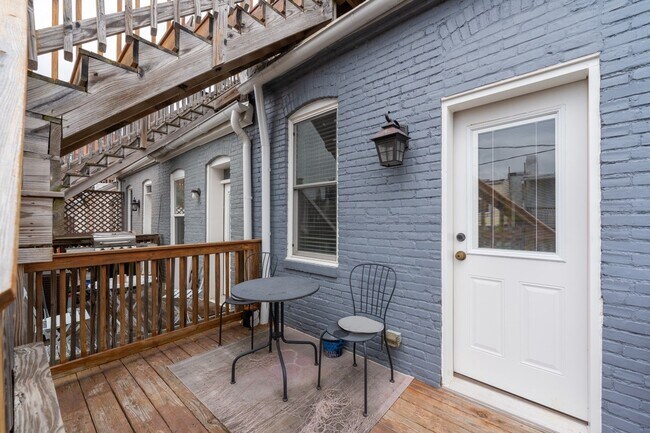 Building Photo - 216 S Robinson St