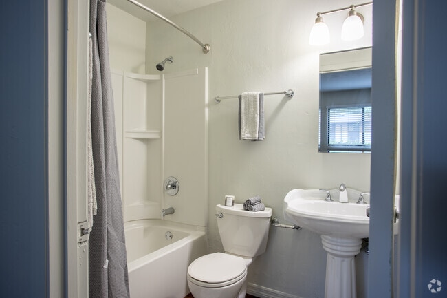 2BR, 2BA - 900SF Hickory - Master Bathroom - Silver Creek Apartments | 1-3 Bedroom Apar...
