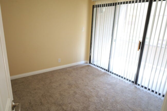Building Photo - 2 Bedroom 1 Bathroom Centrally Located 1st Floor Condo in Gated Community!