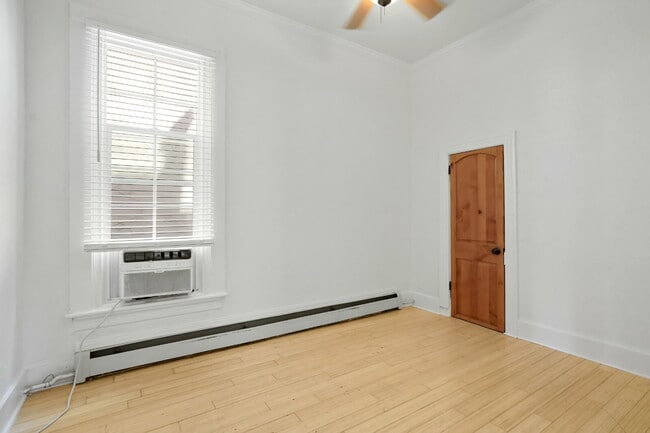 Building Photo - Historic 2 Bed / 1 Bath Townhome near Down...