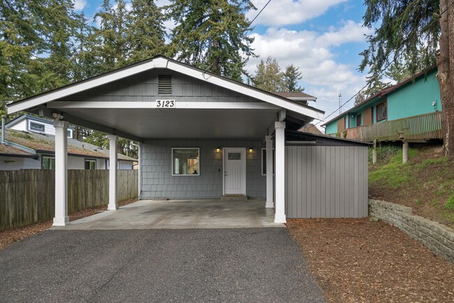 Building Photo - Stylish, Spacious & Steps from WWU and Fai...