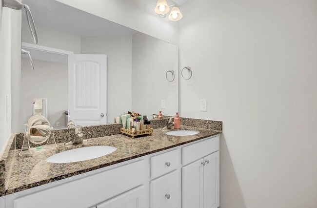 Building Photo - 3 Bedroom 2.5 Bath Townhouse in Lakeview Commons - Goose Creek