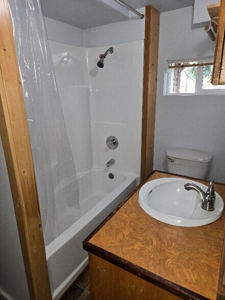 Building Photo - 308 Maple St