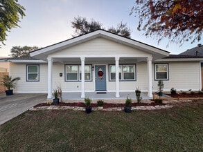Building Photo - 1216 Hymelia Ave