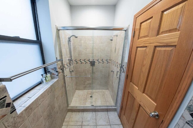 Building Photo - 3-Bedroom Apartment in Ukrainian Village / Humboldt Park!