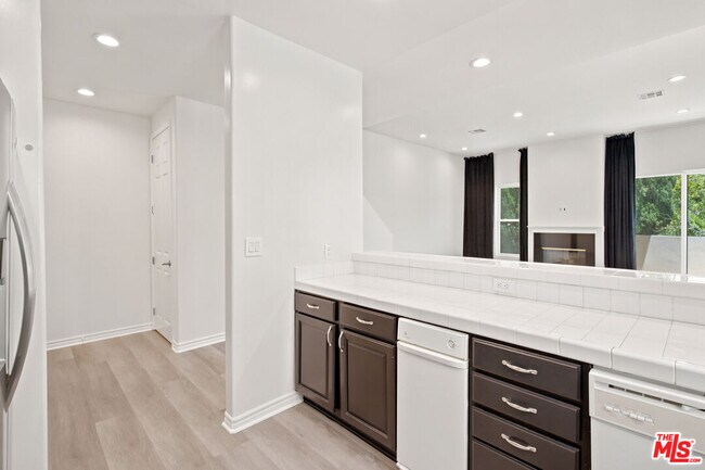 Building Photo - 4940 Laurel Canyon Blvd