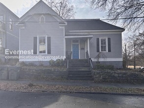 Building Photo - 2 Bed/2 Bath Home with Fenced Yard / Pet-Friendly / Available Now!