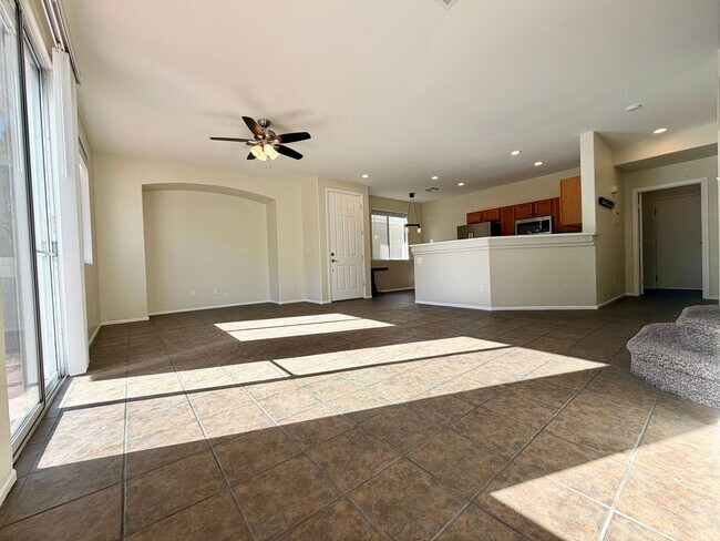 Building Photo - 2 bedroom townhome with back yard in Boulder Ranch