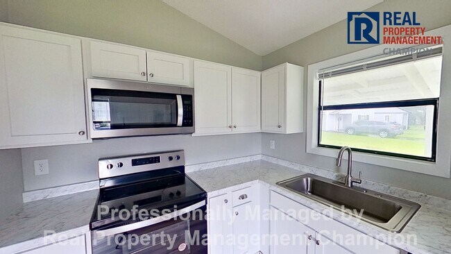 Building Photo - Adorable 2 BD/1 BA Duplex with Covered Back Patio