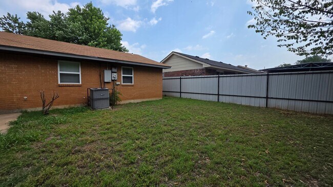 Building Photo - 3 Bed 1 bath home in MWC.
