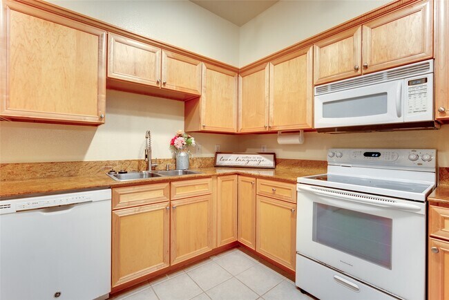 Building Photo - 2255 Braeswood Park Dr
