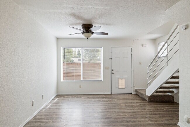 Building Photo - 2BR/1BA Townhome, Broadway & Alma School