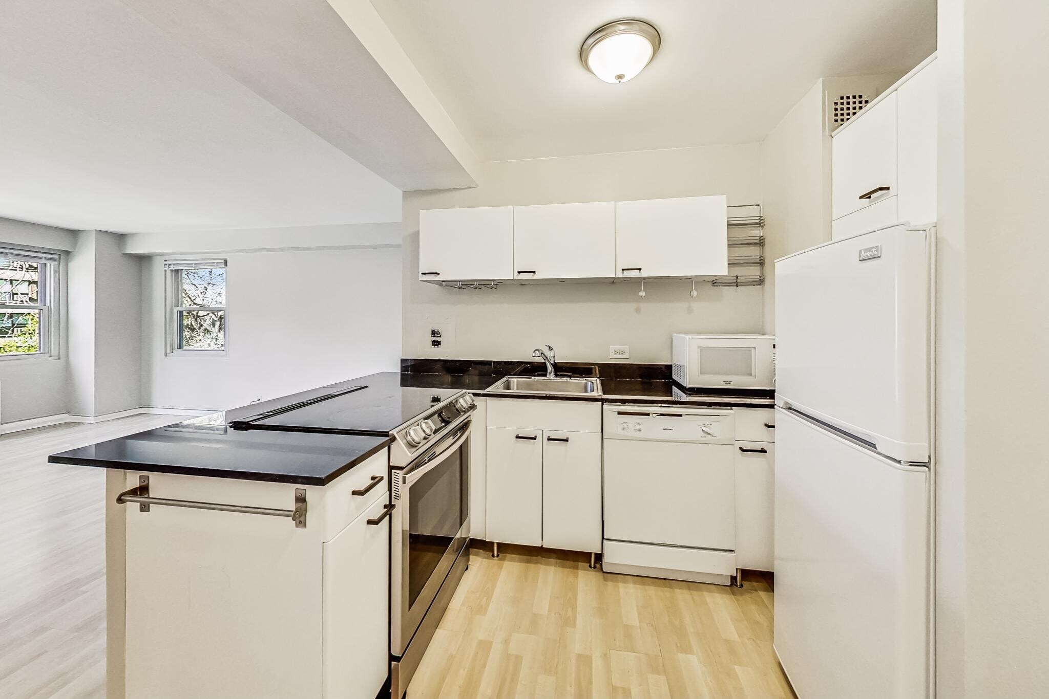 Building Photo - 2909 N Sheridan Rd