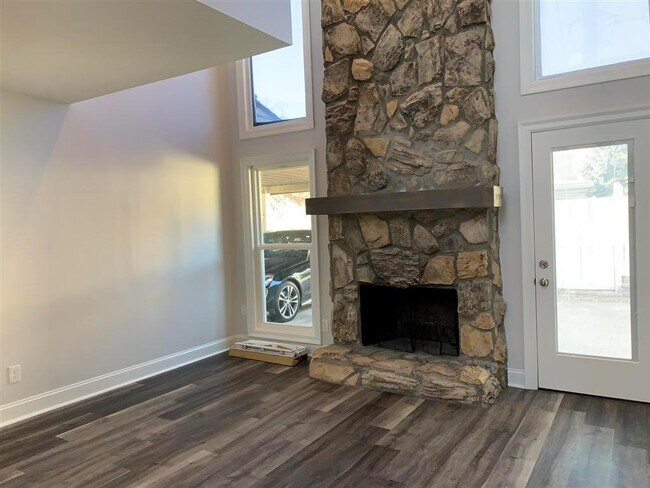 Building Photo - 604 Serramonte Dr