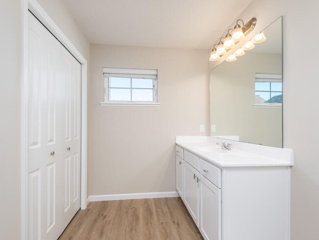 Building Photo - 580 SE 4th Ave